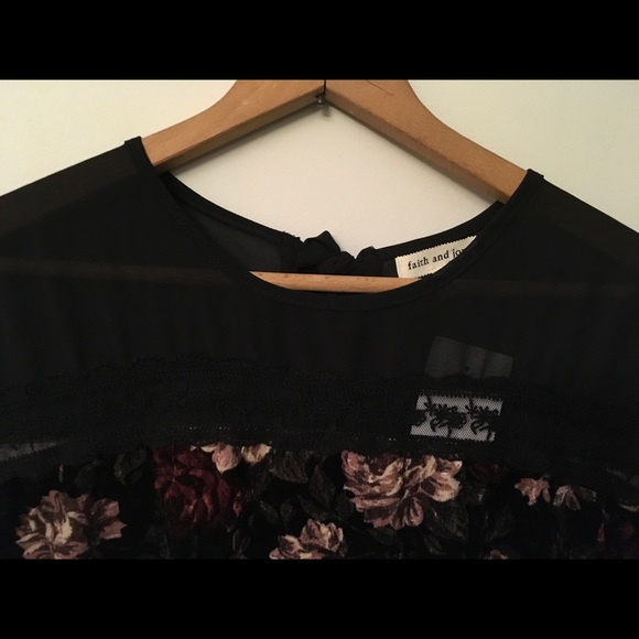 Super cute women floral blouse - Picture 3 of 4